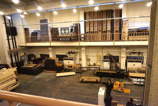 국립극장 무대 아래. 왼편에 보이는 커다란 리프트는 크거나 무거운 소품을 옮기는 데 사용된다