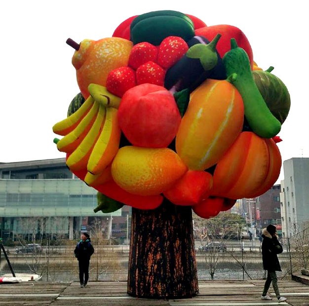 높이 7m, 지름 5m 규모의 작품 `과일나무`