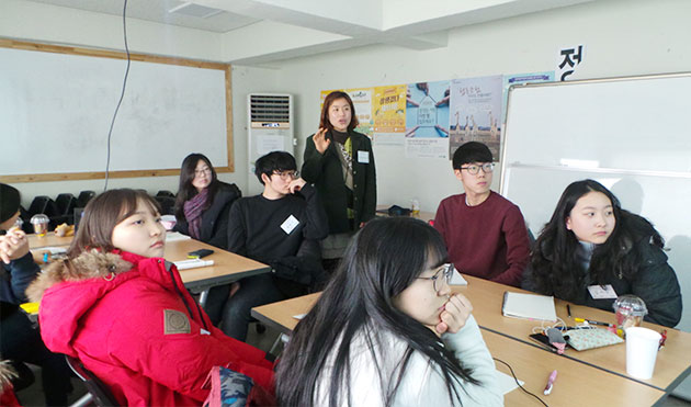 김영희 강사가 학생들에게 보도기사 쓰는 법을 설명하고 있다