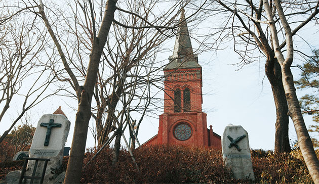 약현성당은 명동성당보다 6년 빠른 1892년에 세운 우리나라에서 가장 오래된 성당이다.