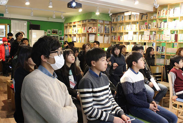 초록리본도서관 행사에 참여한 많은 청소년과 성인들