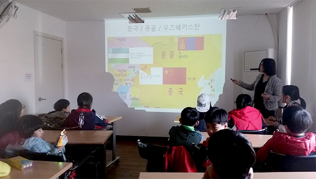 아시아의 세 나라를 설명하고 있는 신동선 선생님