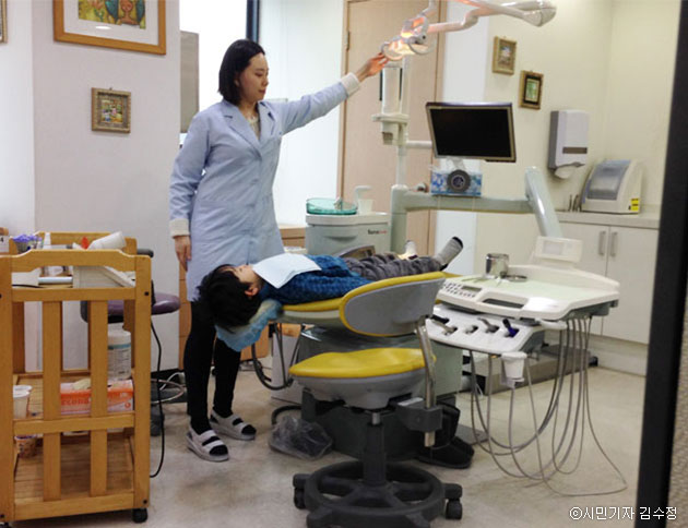 성북구 보건소에서 한 어린이가 영유아 구강검진을 받고 있다 ⓒ시민기자 김수정