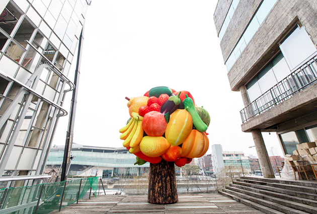 청계9가에 위치한 서울문화재단 청사 2층에 최정화의 `과일나무`