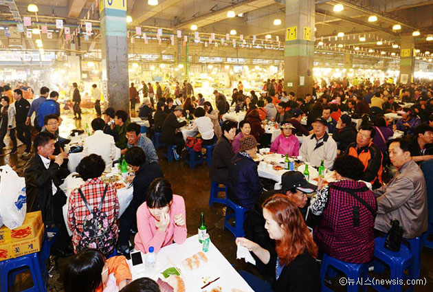 서울시는 노량진 일대를 수변 문화관광거점으로 키우는 종합발전계획을 수립했다. 사진은 매년 10월마다 노량진 수산시장에서 열리는 `도심 속 바다축제` 모습 ⓒ뉴시스