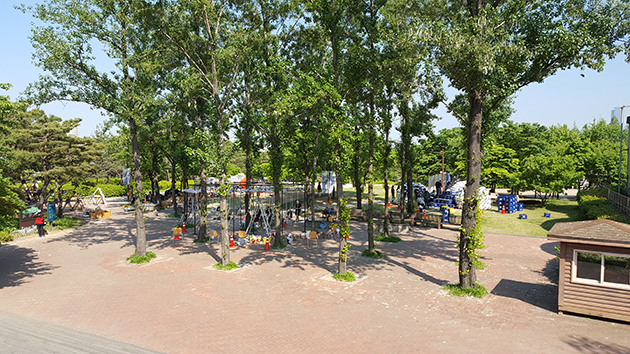 선유도 공원에 각 대학교별 작품이 전시되어 있다