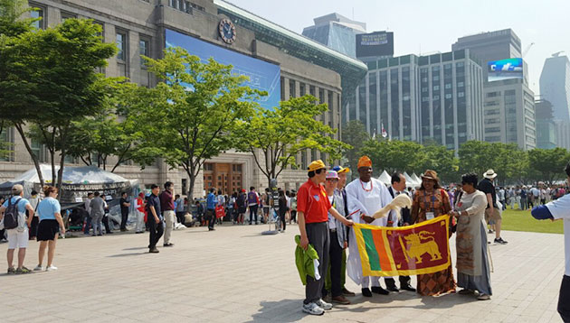 서울광장 앞에서 기념사진을 찍는 스리랑카 사람들