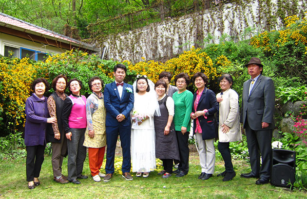 마을사람들과 함께 찍은 결혼사진