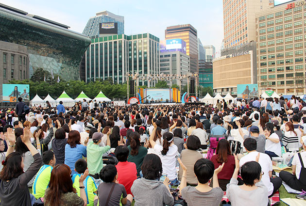 지난주 토요일, 서울광장 청춘콘서트에 1만 여명의 시민이 운집했다