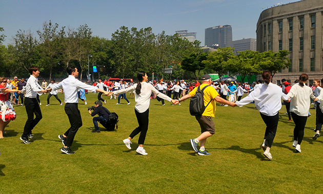 서울광장에서 참석자들이 한데 어울려 강강술래를 하고 있다
