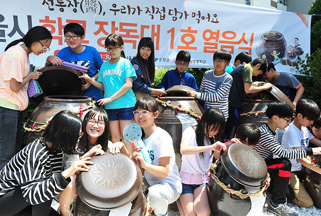 장독 열어보는 신영초등학교 학생들
