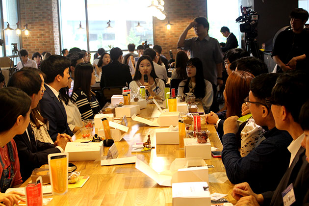 지난 30일, 일자리 카페 1호점(미디어카페 `후`)에 모인 청년들이 도시락토크에 참여하고 있다