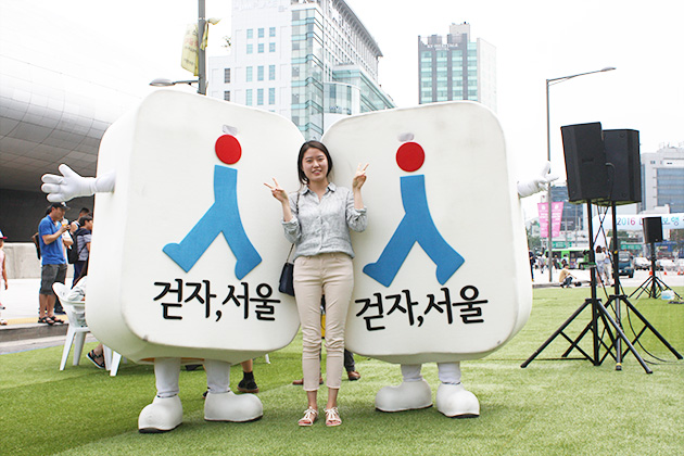 케이컬처페스티벌에 참가한 대학생 이연수(23) 씨가 `걷자, 서울` 캐릭터 인형과 기념촬영을 하고 있다
