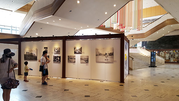 서울역사박물관 1층 로비에서 열리는 6.25사진전은 누구나 자유롭게 관람 가능한 열린 전시다