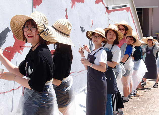 `동물원 700벽화거리` 프로젝트에 참여하고 있는 학생 자원봉사자들