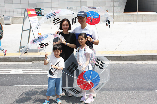 가장 붐볐던 태극기 우산 만들기 체험공간. 한 가족이 직접 만든 우산을 들고 기념사진을 찍고 있다