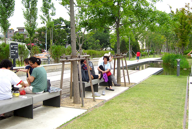 연남동 경의선숲길공원에 시민들이 앉아 더위를 식히고 있다