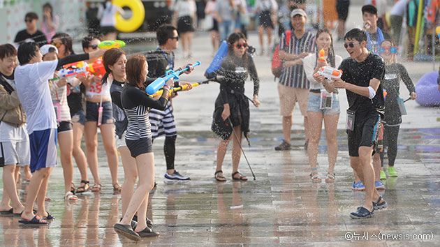 2015 한강몽땅 여름축제에서 물총놀이를 즐기는 시민들ⓒ뉴시스
