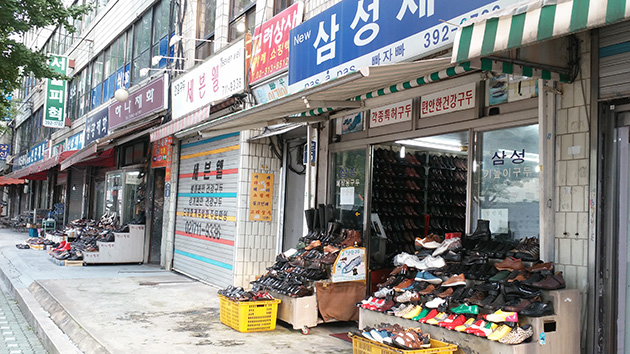 염천교 근처에는 오래된 수제화 가게가 늘어서 있다.