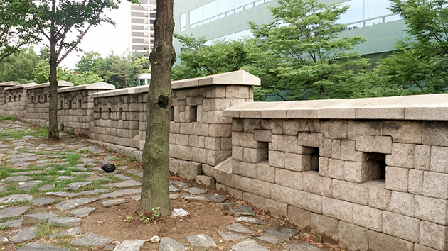 서울을 둘러싼 성곽. 가운데 뚫린 구멍이 포문이다.