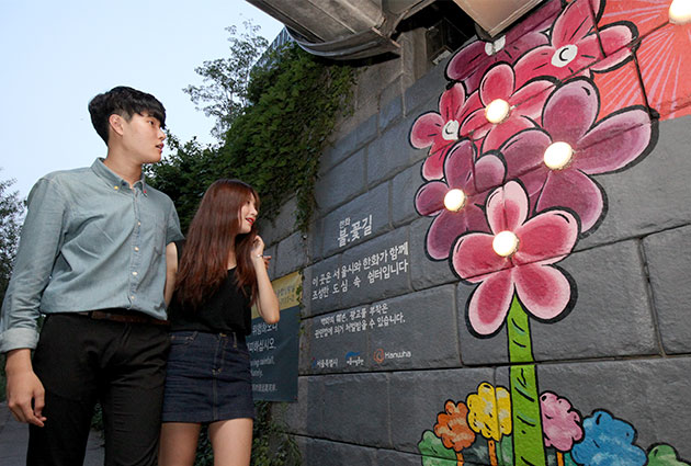 2015년 72시간 프로젝트를 통해 변화된 청계천 삼일교 하부, 시민들이 벽화를 보며 지나고 있다.