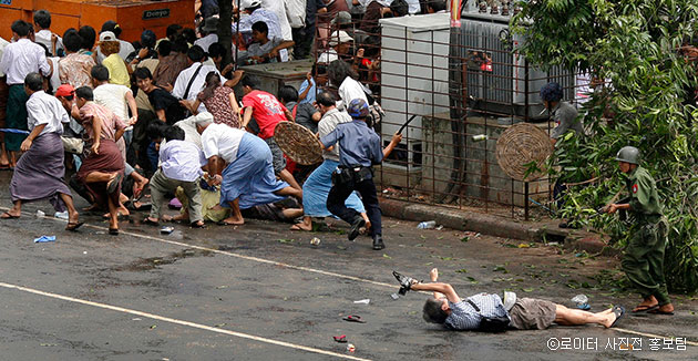 2008년 퓰리처상 수상작이다. 미얀마의 반정부 시위를 취재하던 중 정부군의 총격을 받고 쓰러진 AFP통신 나가이 겐지 기자의 마지막 모습을 담고 있다. 나가이는 죽는 순간에도 카메라를 놓지 않았다. Adrees Latif / 2007.8.27 ⓒ 로이터 사진전 홍보팀