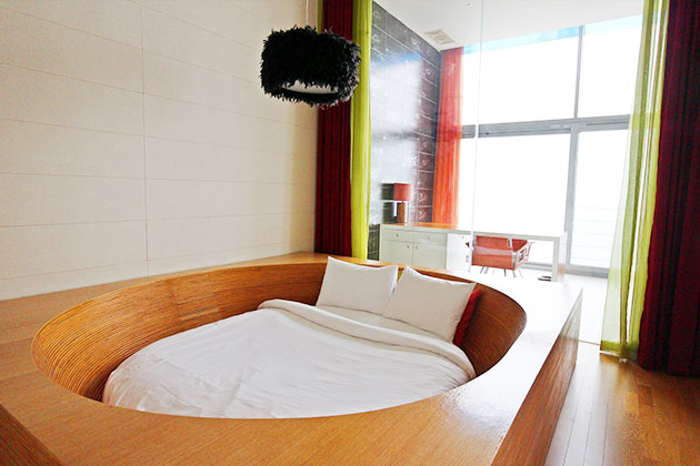 하슬라 뮤지엄 호텔의 객실. 엄마 자궁 같은 느낌을 모티브로 한 침대가 인상적이다