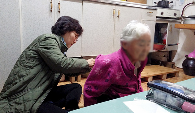 할머니의 건강을 체크하고 있는 방학3동 정주혜 간호사