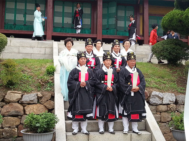 양천향교 추기석전에 참가한 제관들의 전통 제례복장