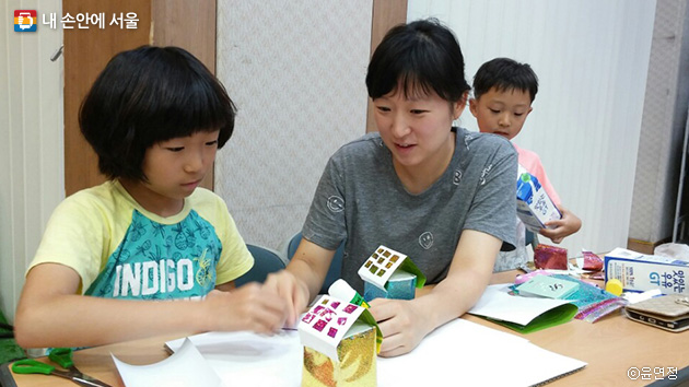 김윤아 양과 윤혜연 씨가 에너지를 만드는 우리집 모형을 같이 만들고 있다. ⓒ윤연정