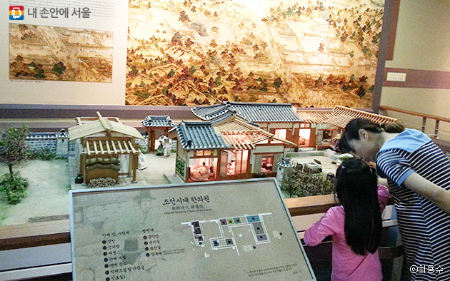 허준박물관에서 조선시대 한의원의 모형을 둘러보고 있는 관람객 ⓒ최용수