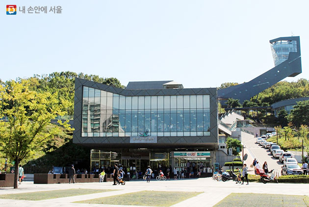 전시관, 북카페, 콘서트홀 등 복합문화공간인 아트센터