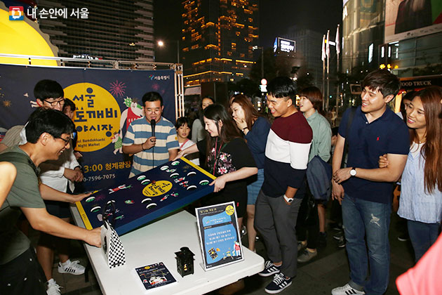 서울밤도깨비야시장@청계광장 이벤트에 참여하고 있는 시민들