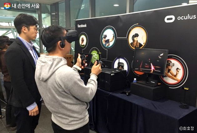 페이스북과 삼성 오큘러스 VR 체험 부스에서 한 시민이 게임을 즐기고 있다 ⓒ최효정