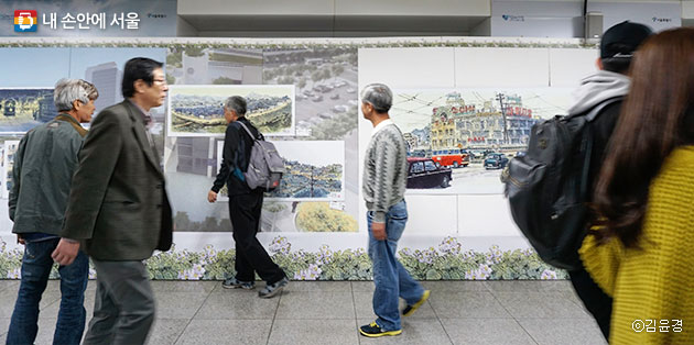 지나가는 시민들의 눈길이 자연스레 옛 서울 풍경을 담은 김광성 화백의 작품으로 향한다. ⓒ김윤경