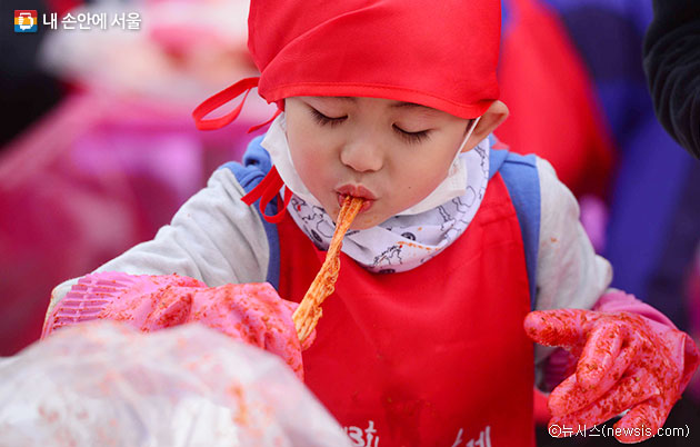 1월 4일 서울광장에서 열린 서울김장문화제에서 한 어린이가 김장 김치를 먹고 있다.ⓒ뉴시스
