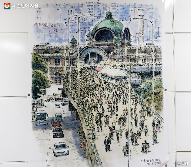 작년 마지막 서울역고가 개방 때 많은 시민들이 걷고 있는 모습을 담은 작품. ⓒ김윤경