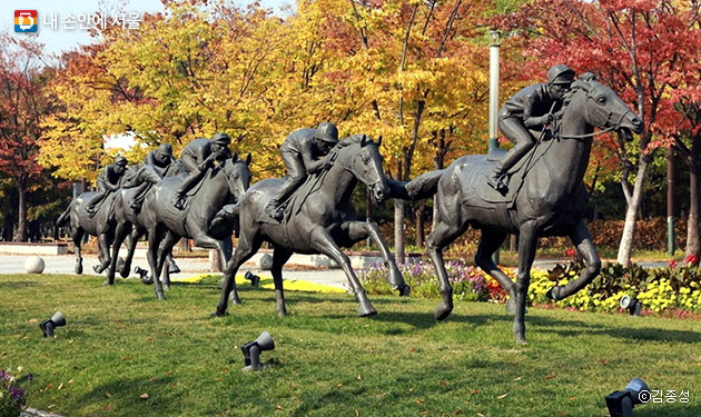 달리는 말들의 모습을 표현한 군마상. 예전 이곳은 서울경마장으로 개장하기도 했다. ⓒ김종성