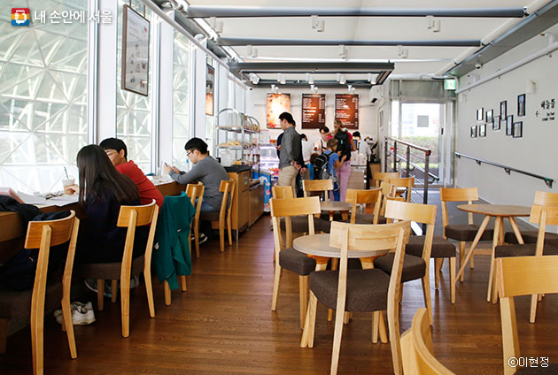 서울도서관 5층,  장애 청년들이 운영하고 있는 `행복한 베이커러&카페` ⓒ이현정
