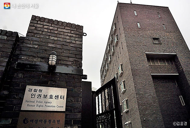 검은 벽돌로 지어진 옛 치안본부 대공분실. 현재는 경찰청 인권센터로 운영하고 있다. ⓒ김윤경