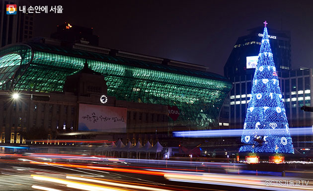 서울광장에 설치된 친환경 성탄 트리의 점등 모습ⓒCTS기독교TV