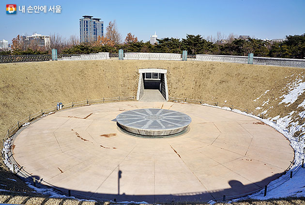 과거와 현대 미래가 공존하는 서울천년 타임캡슐 광장
