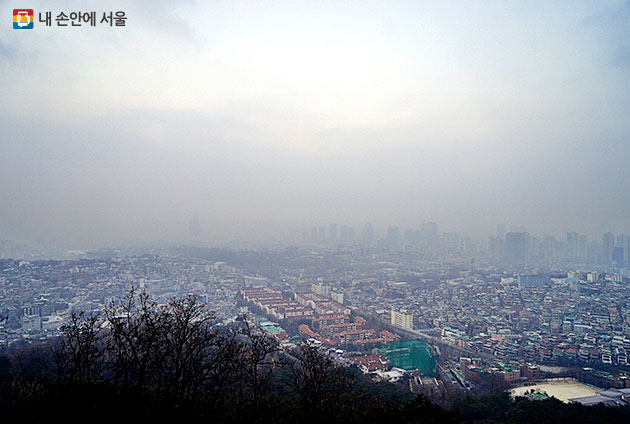 짙은 안개와 구름으로 뒤덮인 서울의 모습