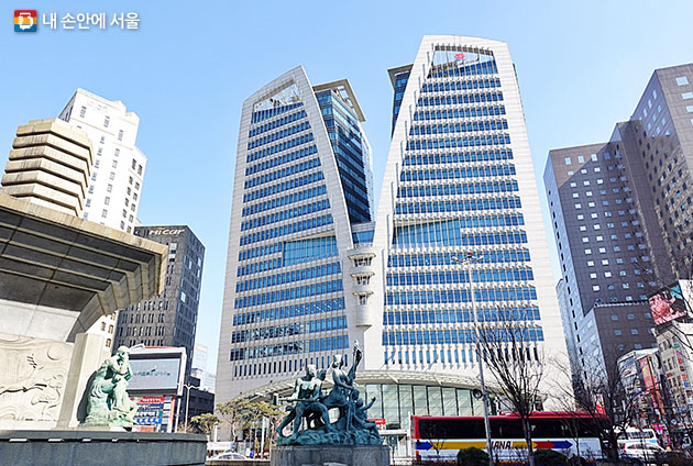 한국은행에서 바라본 서울중앙우체국 포스트타워 건물