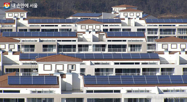 태양광발전을 통해 에너지 절약을 실천하고 있는 한 아파트의 모습ⓒ뉴시스