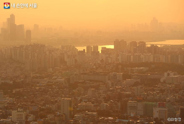 남산에서 본 해 질 녘 서울, 주변 산이 보이지 않을 정도로 미세먼지가 심한 날이다. ⓒ이현정