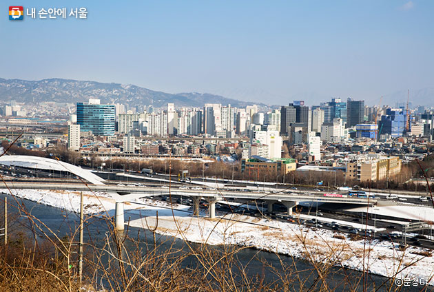 서울이 한눈에 보이는 응봉공원 전망ⓒ문청야
