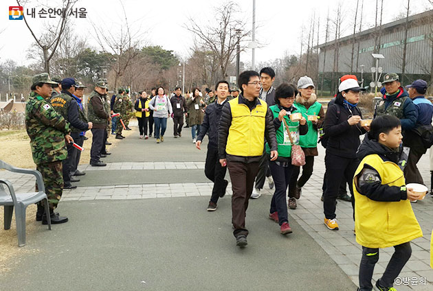 걷기대회 마지막 코스에서 월남전참전자회원(서울지부 강동구지회)들이 참가자들을 맞이하고 있다 ⓒ방윤희