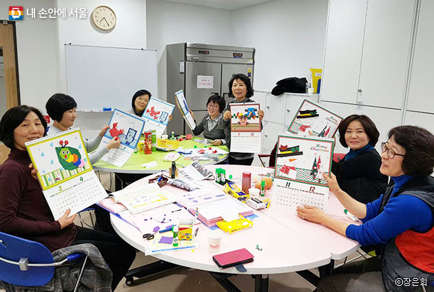`네모의 꿈` 종이접기 커뮤니티 사람들이 모여 알록달록 색종이를 만들고 있다 ⓒ장은희