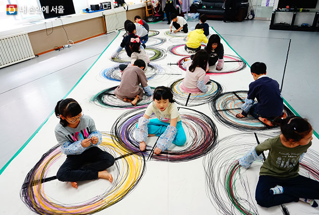 서울무용교육원의 `꿈다락 토요문화학교` 프로그램에 참가 중인 어린이들